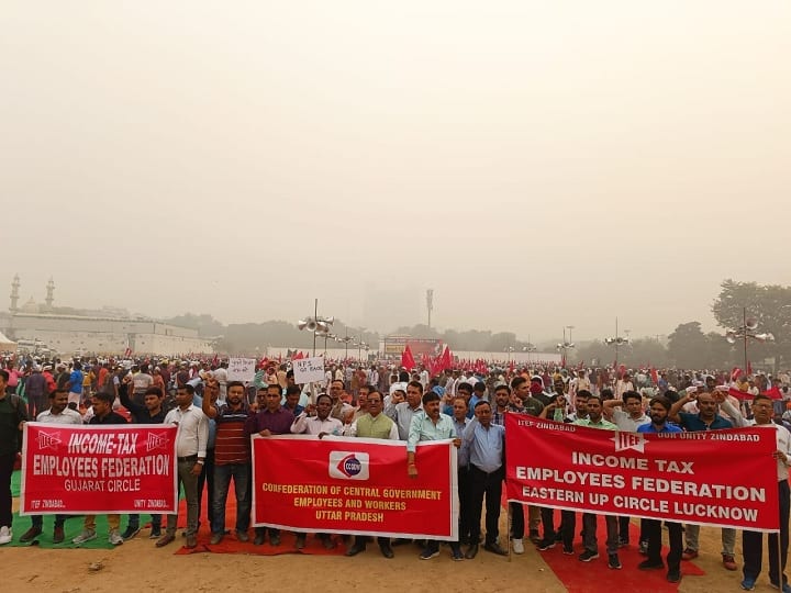 क्या है पुरानी पेंशन योजना, जिसके लिए महीने में दूसरी बार दिल्ली में जुटे लाखों सरकारी कर्मचारी