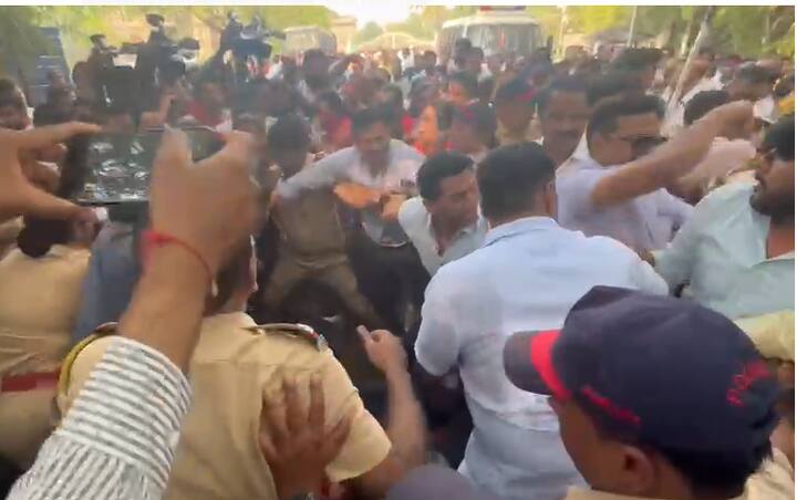 त्यामुळे भाजपकडून आंदोलन करण्यात येत होतं. याच आंदोलनात दोन विरोधी संघटना आमनेसामने आल्याचं पाहायला मिळत आहे. पोलिसांचा मोठा बंदोबस्त असताना हा गोंधळ झाला आहे. दोन गटांमध्ये बाचाबाचीदेखील झाली आहे. 