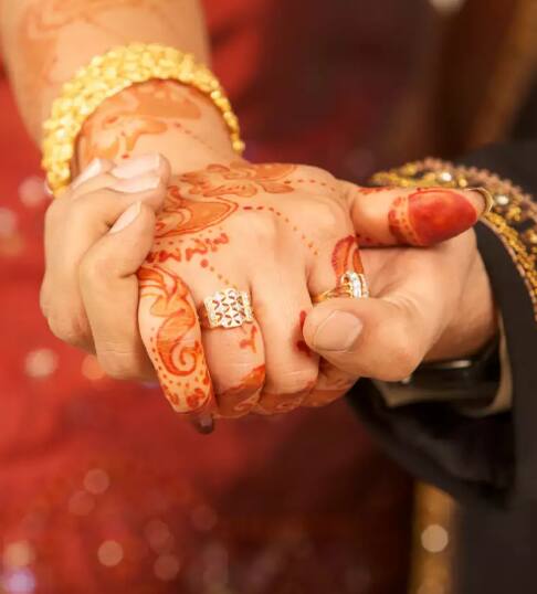 आज सोन्याच्या दरात थोडी वाढ झाली आहे. तर वायदा बाजारात आज चांदीच्या दरात घसरण झाली आहे