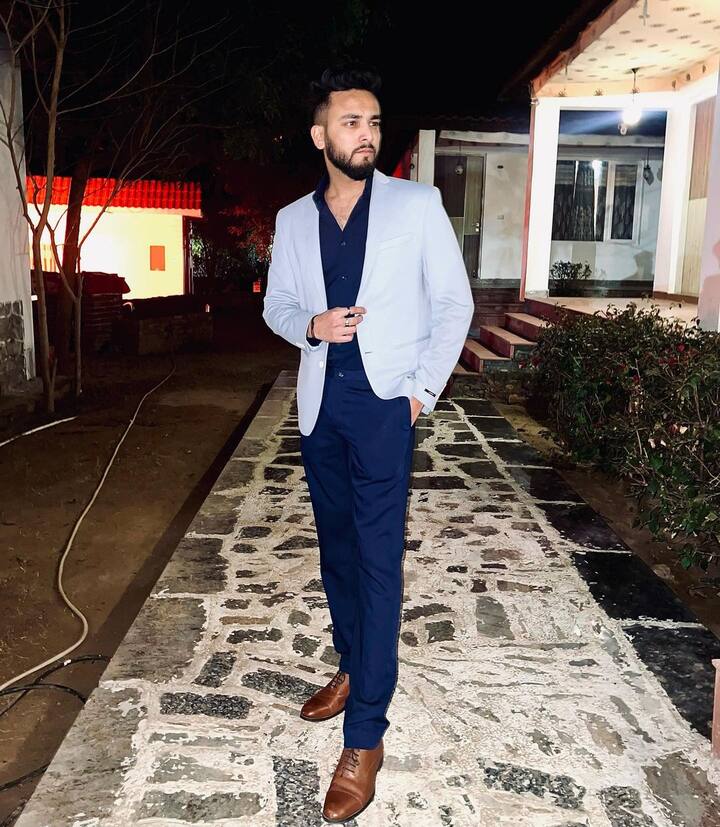 एल्विश यादव का नाम नोएडा में एक रेव पार्टी के सिलसिले में नोएडा पुलिस द्वारा दर्ज की गई एफआईआर में नामित किया गया था. एफआईआर के मुताबिक, एल्विश पर नोएडा रेव पार्टी में 'सांप का जहर सप्लाई' करने का आरोप है.