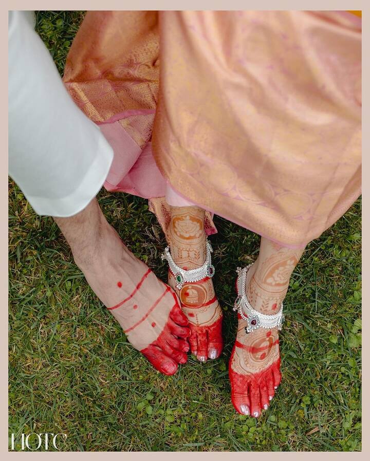 वहीं अपने इस स्पेशल डे पर वरुण ने एम्ब्राइडरी वाली शेरवानी और मैचिंग शॉल कैरी की थी, जबकि लावण्या ने लाल सुर्ख जोड़ा पहना था.