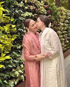 Esha Deol: ਈਸ਼ਾ ਦਿਓਲ ਨੇ ਮਾਂ ਹੇਮਾ ਮਾਲਿਨੀ ਦੇ ਨਾਲ ਸੈਲੀਬ੍ਰੇਟ ਕੀਤਾ ਜਨਮਦਿਨ, ਭਰਾ ਬੌਬੀ ਨੇ ਲੁਟਾਇਆ ਖੂਬ ਪਿਆਰ