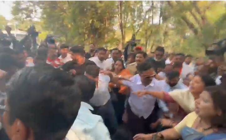 महिलांना हात लावता, तुमच्या पुरुषांना लाजा वाटत नाही, असा आरोप डाव्या संघटनेकडून केला जात आहे.