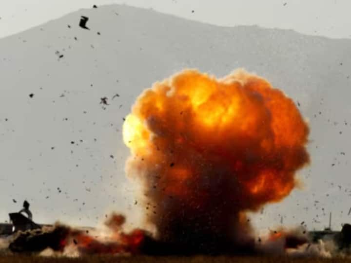 Pakistan Blast: पाकिस्तान के खैबर पख्तूनख्वा में भीषण बम ब्लास्ट, आतंकियों ने पुलिस वैन को बनाया निशाना, पांच की मौत Massive bomb blast in pakistan Khyber Pakhtunkhwa Five killed in blast Pakistan Blast: पाकिस्तान के खैबर पख्तूनख्वा में भीषण बम ब्लास्ट, आतंकियों ने पुलिस वैन को बनाया निशाना, पांच की मौत