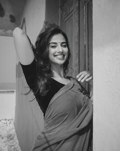 Meenakshi Chaudhary: బ్లాక్ శారీలో మీనాక్షి- స్టన్నింగ్ లుక్స్ తో మెస్మరైజ్