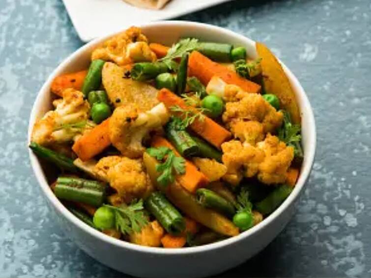 Achari Mix Veg Recipe best side dish for naan, chapati Achari Mix Veg: நாண், பரத்தா, ரொட்டிக்கு ஏற்ற காம்பினேஷன்! ஆச்சாரி மிக்ஸ் காய்கறி ரெசிபி எப்படி செய்வது?