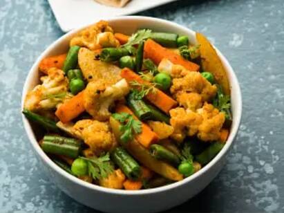 Achari Mix Veg Recipe best side dish for naan, chapati Achari Mix Veg: நாண், பரத்தா, ரொட்டிக்கு ஏற்ற காம்பினேஷன்! ஆச்சாரி மிக்ஸ் காய்கறி ரெசிபி எப்படி செய்வது?
