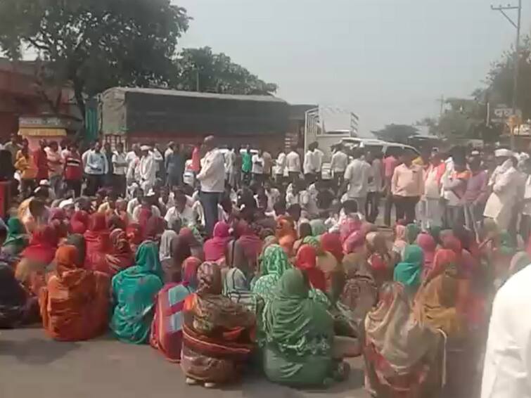 Latur Maharashtra Maratha Reservation Protest a youn man did Suicide for Reservation detail marathi news Maratha Reservation : लातूरमधील उपोषणस्थळी ठेवला तरुणाचा मृतदेह, मागणी मान्य होईपर्यंत अंत्यसंस्कार न करण्याचा ग्रामस्थ आणि नातेवाईकांचा निर्णय