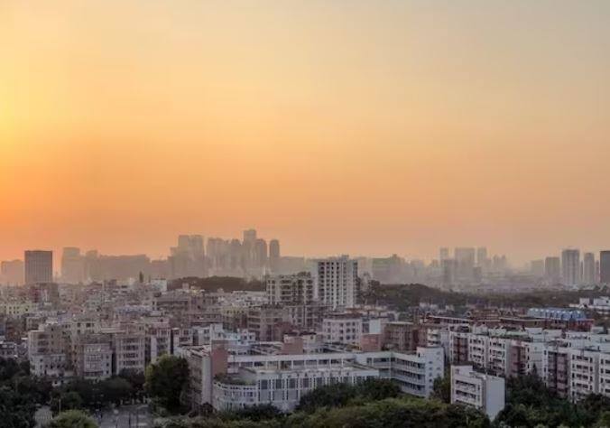 ਗੌਤਮ ਅਡਾਨੀ, ਪੰਕਜ ਪਟੇਲ ਵਰਗੇ 7 ਅਰਬਪਤੀ ਕਾਰੋਬਾਰੀ ਅਹਿਮਦਾਬਾਦ, ਗੁਜਰਾਤ ਵਿੱਚ ਰਹਿੰਦੇ ਹਨ। ਜਦਕਿ ਪੁਣੇ ਅਤੇ ਹੈਦਰਾਬਾਦ 4-4 ਅਰਬਪਤੀਆਂ ਦੇ ਘਰ ਹਨ।