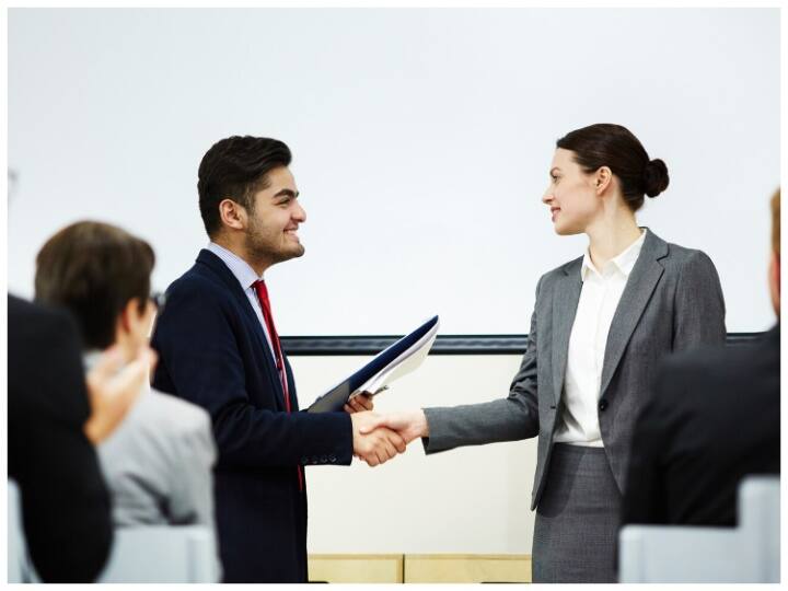 यहां एग्जीक्यूटिव के 101 पद पर योग्य उम्मीदवारों से आवेदन मांगे गए हैं. अगर पोस्ट के मुताबिक बात करें तो ये पद असिस्टेंट ऑफिसर, मैनेजमेंट ट्रेनी, ऑफिसर, असिस्टेंट मैनेजर, मैनेजर, जनरल मैनेजर, चीफ जनरल मैनेजर, एग्जीक्यूटिव डायरेक्ट आदि के हैं. इनकी ग्रेड भी अलग-अलग है.