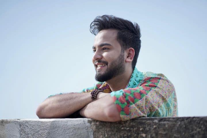एल्विशचा दिल्लीत आलिशान बंगला आहे.