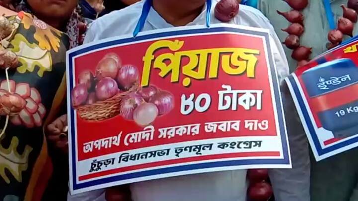 সম্প্রতি ৪০ থেকে এক লাফে হাফ সেঞ্চুরি করেও ঊর্ধ্বমুখী পেঁয়াজের দাম। আলুর সঙ্গে পাল্লা দিয়ে, প্রতিদিন দামে চার-ছক্কা হাকাচ্ছিল পেঁয়াজ। মূলত মহারাষ্ট্রের নাসিক থেকেই পেঁয়াজ আমদানি হয়। বাজারে যোগান কম থাকার কারণেই চড়চড় করে পেঁয়াজের দাম বাড়ছে বলে দাবি করেছেন বিক্রেতারা।
