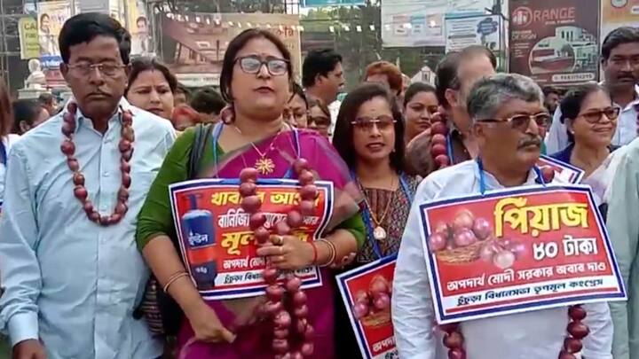 কোথাও বেশি দাম নেওয়ার অভিযোগ উঠলে ব্যবসায়ীদের সতর্ক করছেন টাস্ক ফোর্সের সদস্যরা।