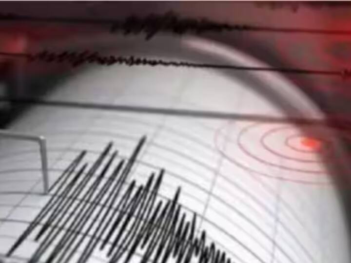 Strong earthquake tremors felt in Delhi Earthquake of Magnitude 6.4 strikes Nepal detail marathi news Delhi Earthquake : दिल्ली - एनसीआरमध्ये भूकंपाचे धक्के, नेपाळमध्ये केंद्र तर 6.4 रिश्टर स्केलची तीव्रता
