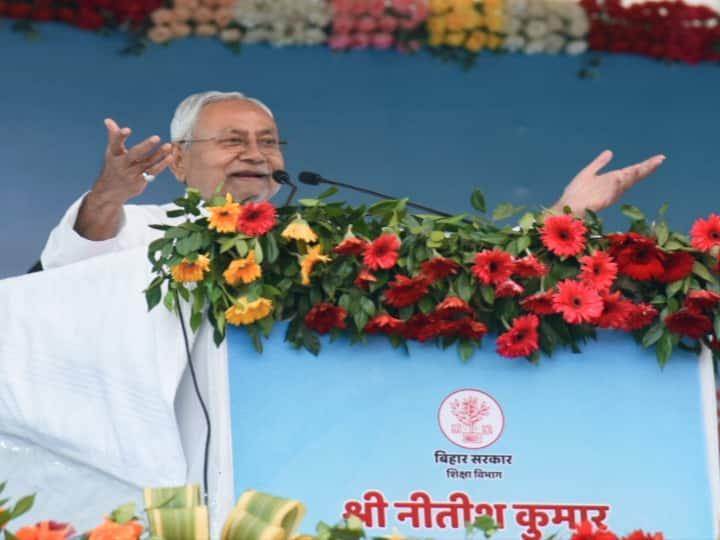 CM Nitish Kumar said Niyojit Teacher will get status of state employee by giving examination Niyojit Teacher: नीतीश कुमार का बड़ा एलान, परमानेंट होंगे नियोजित शिक्षक, जानिए कैसे मिलेगा राज्य कर्मी का दर्जा