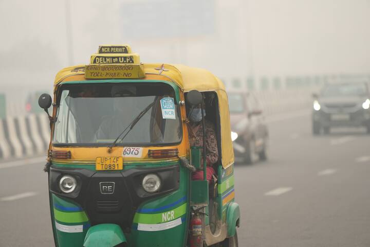 दिल्ली के पड़ोसी शहरों नोएडा का एक्यूआई 388 था और पीएम 10 की सांद्रता 377 थी, दोनों 'बहुत खराब' श्रेणी के अंतर्गत थे, गुरुग्राम का एक्यूआई 'बहुत खराब' श्रेणी के अंतर्गत 350 और पीएम 10 की सघनता 233 'खराब' श्रेणी के अंतर्गत दर्ज की गई थी.