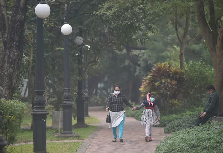 দক্ষিণবঙ্গের বাকি জেলাতেও আংশিক মেঘলা আকাশ থাকবে। তবে বৃষ্টির সম্ভাবনা খুব কম। বৃষ্টির পর মেঘ কেটে গেলে আবারও তাপমাত্রা নামতে পারে।