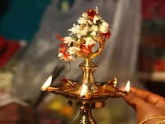 நன்மை தரும் கார்த்திகை தீபம்! வாசலில் ஏற்றப்படும் குத்துவிளக்கின் அம்சங்கள் இத்தனையா?