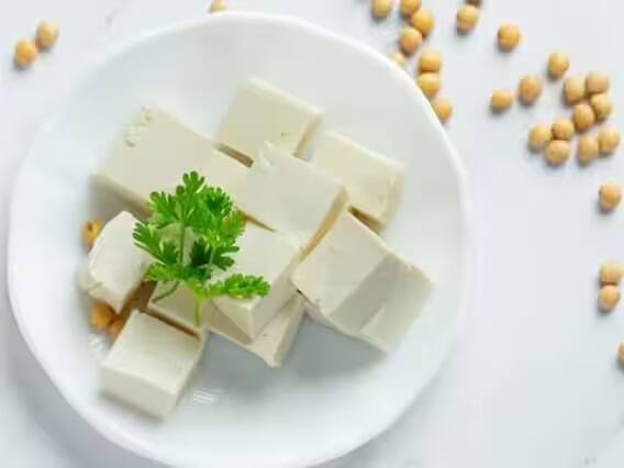 પનીર પ્રોટીનનો ઉત્તમ સ્ત્રોત છે, જે તેને શાકાહારીઓ અને વેગન માટે શ્રેષ્ઠ વિકલ્પ બનાવે છે. 100 ગ્રામ પનીરમાં લગભગ 18 ગ્રામ પ્રોટીન હોય છે, જે 100 ગ્રામ ચિકનમાં જોવા મળતા પ્રોટીનની માત્રા જેટલી હોય છે. શરીરમાં પેશીઓ, ઉત્સેચકો, હોર્મોન્સ અને સ્નાયુઓના નિર્માણ અને સમારકામ માટે પ્રોટીન જરૂરી છે. તે પેટની પાચન પ્રક્રિયાને સુધારવામાં પણ મદદ કરે છે.