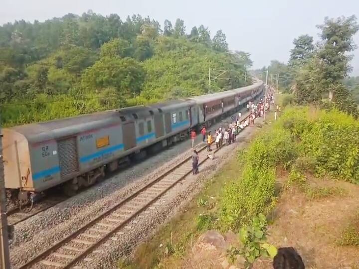 Puri Jaynagar Express Saved From The Burning Train in Jamui Bihar Fire Broke Out in Overhead Wire ANN Puri Jaynagar Express: बिहार में 'द बर्निंग ट्रेन' होने से बची पुरी-जयनगर एक्सप्रेस, आग की लपटों के बीच दौड़ी, बाल-बाल बचे यात्री