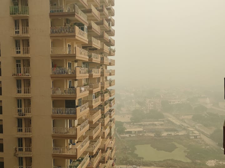 Smog lowers visibility near residential building in Delhi, the concentration of PM2.5 exceeded the safe limit of 60 micrograms per cubic metre by seven to eight fold at various locations throughout the region. (Source: @ABPNews)