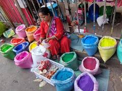 दिवाली 2023: 'द‍िन रात मेहनत के बाद जल पाते हैं द‍ीये...', फुटपाथ पर रंगोली बेचने वाली सुनंदा की कहानी