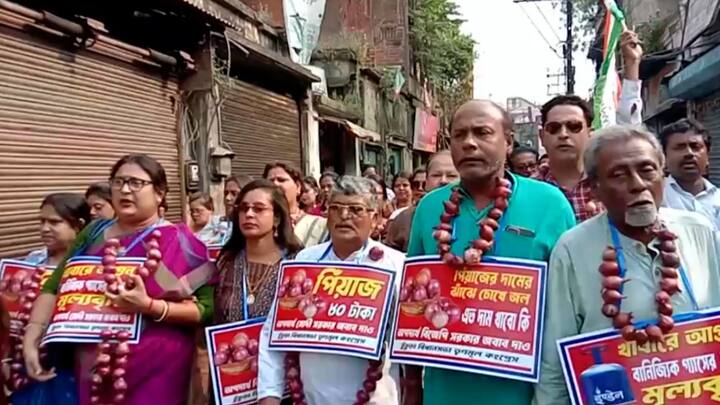প্রতিবাদে পথে নামল তৃণমূল। গলায় পেঁয়াজের মালা পরে মিছিল করলেন চুঁচুঁড়ার বিধায়ক অসিত মজুমদার।