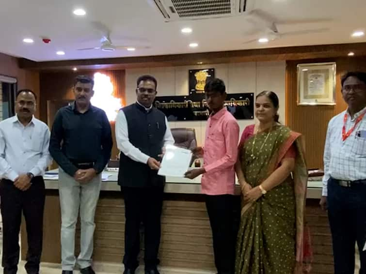 Maratha Reservation Parbhani District started distributing Kunbi Certificate Maharashtra detail marathi news Maratha Reservation : 'या' जिल्ह्यात झाली कुणबी प्रमाणपत्र वाटपास सुरुवात, प्रशासनाच्या हालचालींना वेग