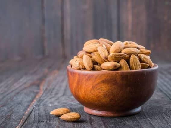 અસલી અને નકલી બદામને ઓળખવા માટે પહેલા તેને તમારા હાથ પર ઘસો. જ્યારે તમે બદામને ઘસો છો ત્યારે રંગ બહાર આવવા લાગે છે. તો સમજો કે તે નકલી છે અને તેમાં ભેળસેળ છે. તેને બનાવવા માટે, તેની ઉપર પાવડર છાંટવામાં આવે છે.