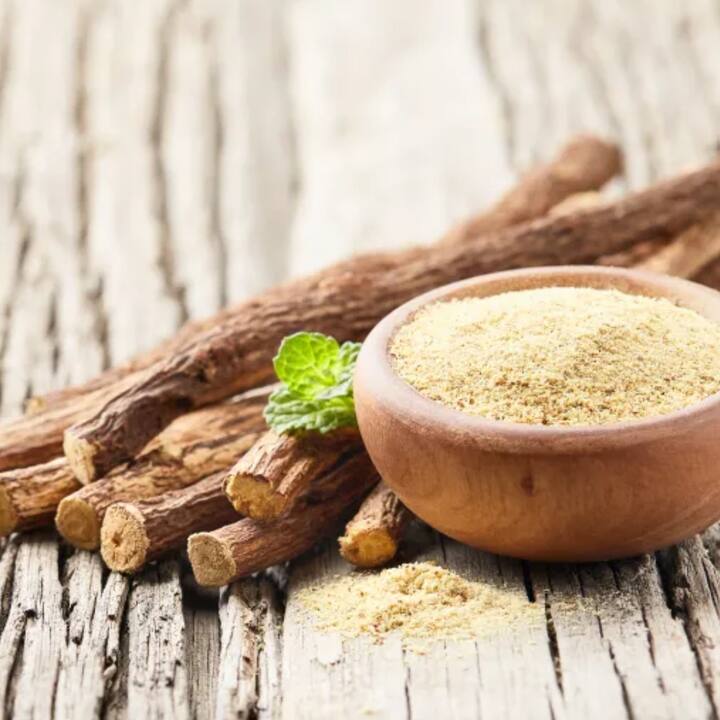 ਮਲੱਠੀ ਖਾਣ ਨਾਲ ਢਿੱਡ ਨਾਲ ਜੁੜੀਆਂ ਬਿਮਾਰੀਆਂ ਜਿਵੇਂ ਗੈਸ, ਸੋਜ, ਅਪਚ, ਉੱਲਟੀ, ਕਬਜ਼ ਆਦਿ ਤੋਂ ਰਾਹਤ ਮਿਲਦੀ ਹੈ। ਇਸ ‘ਚ ਮੌਜੂਦ ਔਸ਼ਦੀ ਗੁਣ ਢਿੱਡ ਨੂੰ ਠੀਕ ਰੱਖਣ ਦੇ ਨਾਲ ਬਿਮਾਰੀਆਂ ਨਾਲ ਲੜਨ ਦੀ ਸ਼ਕਤੀ ਪ੍ਰਦਾਨ ਕਰਦੇ ਹਨ। ਇਸ ਦੀ ਵਰਤੋਂ ਕਰਨ ਲਈ ਇਕ ਕੱਪ ਕੋਸੇ ਪਾਣੀ ‘ਚ ਮਲੱਠੀ ਦਾ ਪਾਊਡਰ ਪਾ ਕੇ ਉਬਾਲੋ। 1-2 ਉਬਾਲ ਆਉਣ ਤੋਂ ਬਾਅਦ ਮਿਸ਼ਰਨ ਨੂੰ ਹਲਕਾ ਠੰਡਾ ਕਰਕੇ ਛਾਣ ਕੇ ਪੀਓ।