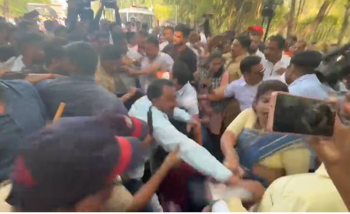 त्यामुळे डाव्या संघटनेचे कार्यकर्ते अधिकच आक्रमक झाले आहे. दोन्ही गटांमध्ये तुफान धक्काबुक्की झाली आहे.