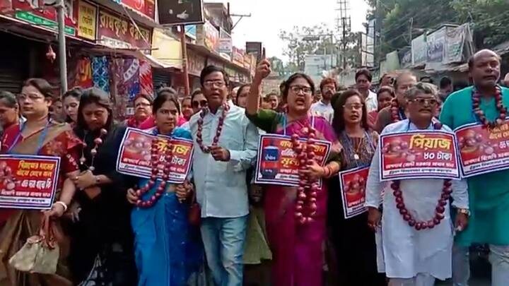 বাজারের সামনে স্লোগানও দেন তৃণমূল কর্মীরা। ৮০ টাকা কেজি পেঁয়াজ। বেড়েছে বাণিজ্য়িক গ্য়াসের দামও।