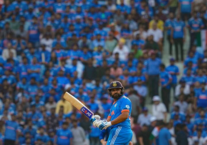 முதல் இடத்தில் இந்திய கிரிக்கெட் அணியின் கேப்டன் ரோஹித் சர்மா இருக்கிறார். இவர் 24 போட்டிகளில் 7 சதங்களை விளாசியுள்ளார்.