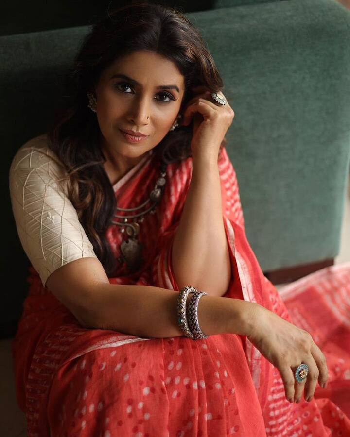 Sonali Kulkarni Life: અભિનેત્રી સોનાલી કુલકર્ણી 3 નવેમ્બરે તેનો 49મો જન્મદિવસ ઉજવવા જઈ રહી છે. આવી સ્થિતિમાં અમે તમને અભિનેત્રીના પ્રેમ અને વ્યાવસાયિક જીવન બંને વિશે કેટલીક રસપ્રદ વાતો જણાવવા જઈ રહ્યા છીએ.