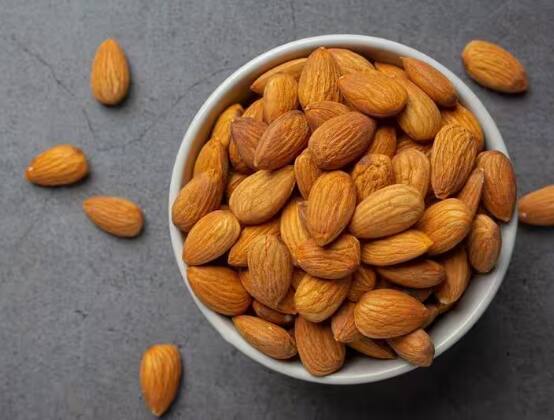 Fake And Real Almonds: ਬਦਾਮ ਵਿੱਚ ਭਰਪੂਰ ਮਾਤਰਾ ਵਿੱਚ ਪੋਸ਼ਣ ਹੁੰਦਾ ਹੈ। ਪਰ ਕਈ ਵਾਰ ਅਸੀਂ ਨਕਲੀ ਬਦਾਮ ਆਪਣੇ ਘਰ ਲੈ ਆਉਂਦੇ ਹਾਂ।