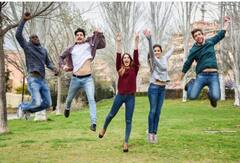 दुनिया में सबसे खुशहाल हैं ये 5 देश, कभी दुखी नहीं होते यहां के लोग, जानें क्या है हैप्पीनेस का सीक्रेट