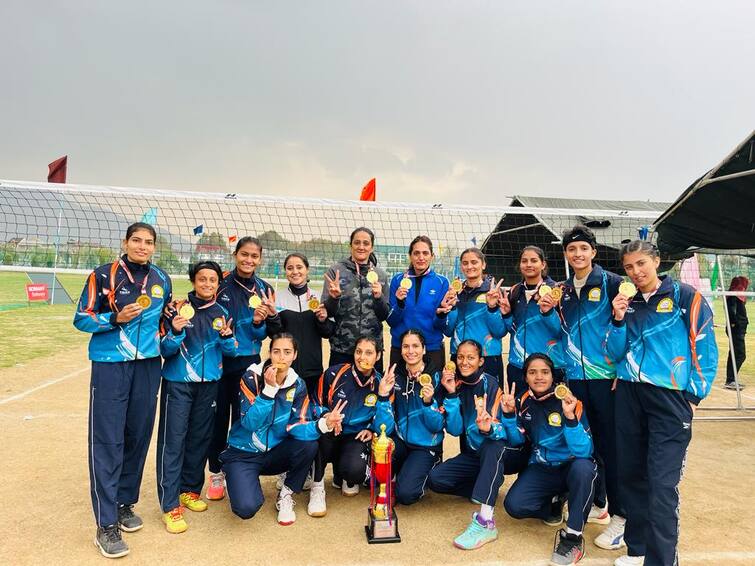 Punjabi University girls won the gold medal in the North Zone volleyball competition at Sri Nagar Patiala News: ਪੰਜਾਬੀ ਯੂਨੀਵਰਸਿਟੀ ਦੀਆਂ ਕੁੜੀਆਂ ਨੇ ਕਸ਼ਮੀਰ 'ਚ ਕੀਤਾ ਕਮਾਲ, ਨੌਰਥ ਜ਼ੋਨ ਵਾਲੀਬਾਲ ਮੁਕਾਬਿਲਆਂ 'ਚ ਜਿੱਤਿਆ ਸੋਨ ਤਮਗ਼ਾ