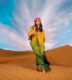 Meenakshi Chaudhary: ఎడారిలో 'ఖిలాడి' బ్యూటీ!