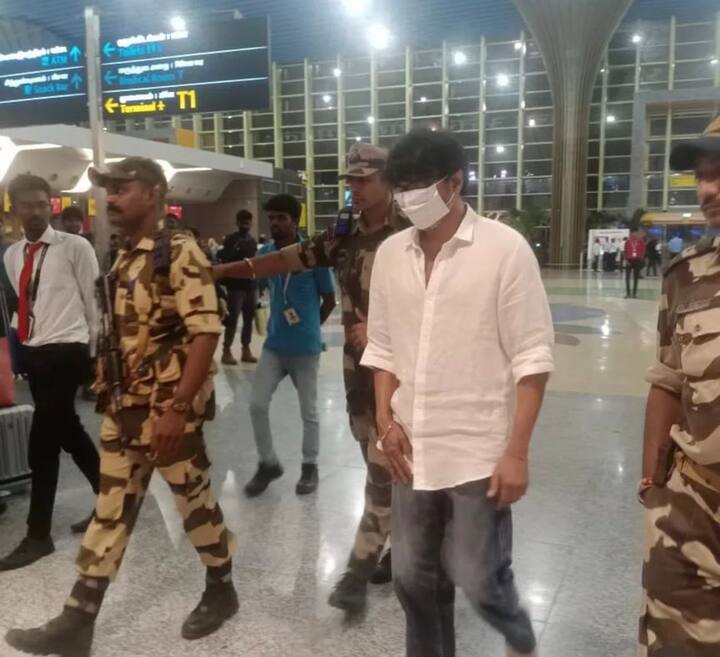 படத்தின் பூஜையும் வெற்றிகரமாக முடிந்த நிலையில், படப்பிடிப்பிற்காக பாங்காக் சென்றுள்ளார் நடிகர் விஜய். விமான நிலையத்திற்கு இவர் வருகை தந்திருந்த போது, பலரும் புகைப்படம், வீடியோ ஆகியவற்றை எடுத்துள்ளனர். இந்த புகைப்படங்கள் தற்போது வைரல் ஆகி வருகிறது.
