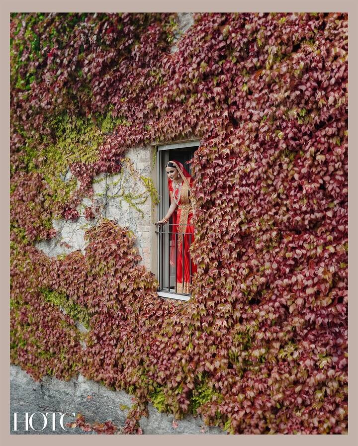 वहीं इन तस्वीरों पर कमेंट्स की बाढ आ गई है. फैंस लगातार कपल को शादी की बधाइयां दे रहे हैं.