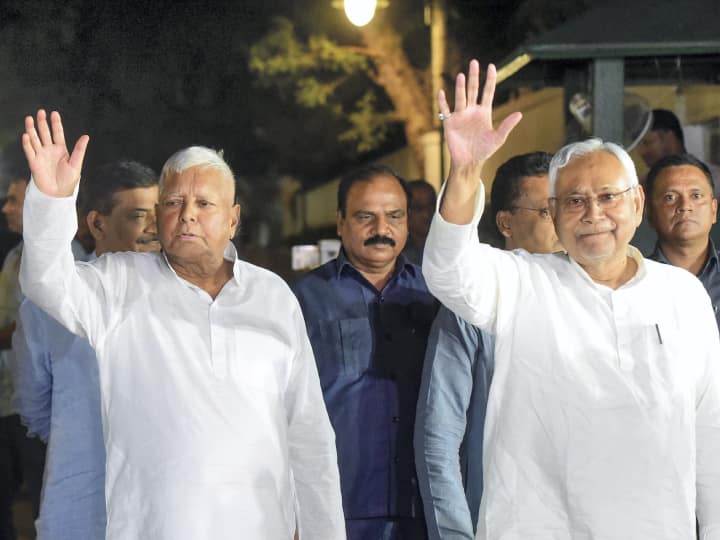 Dahi Chura Bhoj at Rabri Awas CM Nitish Kumar Invited BJP RJD Congress JDU Reaction Bihar News: राबड़ी आवास पर सबसे बड़ा 'सियासी' भोज, दही-चूड़ा खाने पहुंचेंगे CM नीतीश कुमार, सियासत तेज