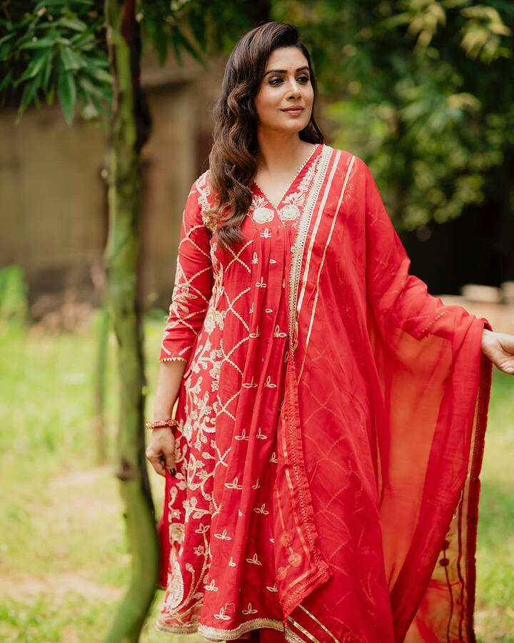 અભિનેત્રીએ કહ્યું હતું કે ભારતમાં મહિલાઓ આળસુ બની ગઈ છે. જેને માત્ર એવો પતિ કે બોયફ્રેન્ડ જોઈએ છે. જે સારું કમાય છે તેનું ઘર પણ સારું છે. જોકે, વિવાદમાં આવ્યા બાદ અભિનેત્રીએ પોતાના નિવેદન માટે માફી પણ માંગી લીધી હતી.