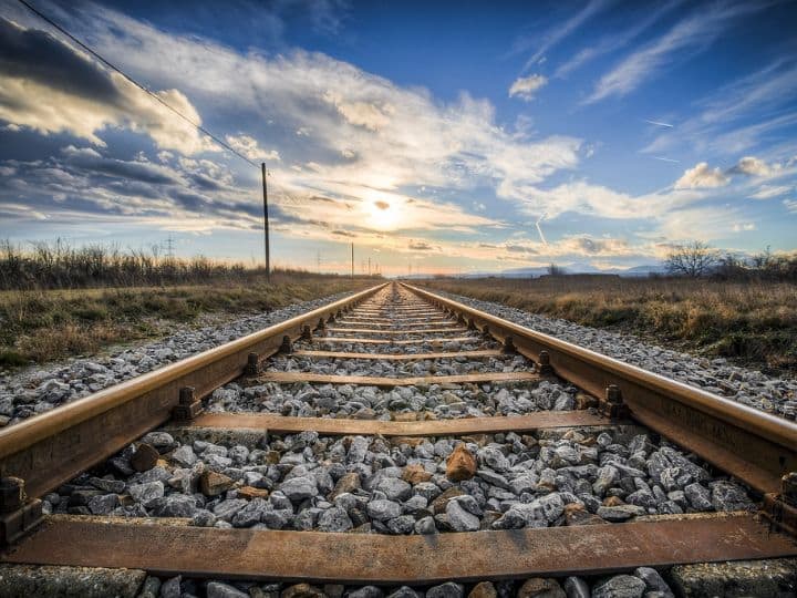 Why Gravel Stone Is Spread On Train Tracks Know Answer क्या आप जानते हैं ट्रेन की पटरियों पर क्यों फैलाई जाती हैं गिट्टियां? जानें जवाब
