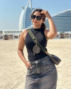 Reba John Photos : நடிகை ரெபா ஜானின் துபாய் ட்ரிப் புகைப்படங்கள்!