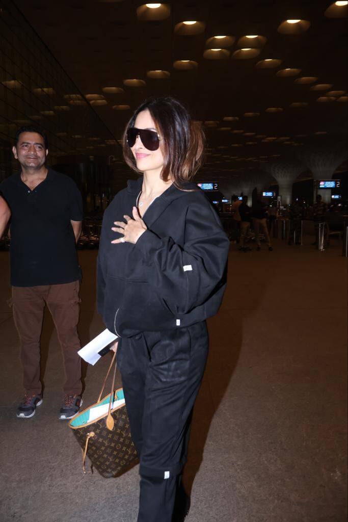 Malaika Arora Pics: બોલિવૂડની ફિટનેસ ક્વીન મલાઈકા અરોરા હંમેશા લૂકના કારણે રહે છે. મલાઈકા ગઈકાલે રાત્રે મુંબઈ એરપોર્ટ પર જોવા મળી હતી. તેની તસવીરો હવે સોશિયલ મીડિયા પર વાયરલ થઈ રહી છે.