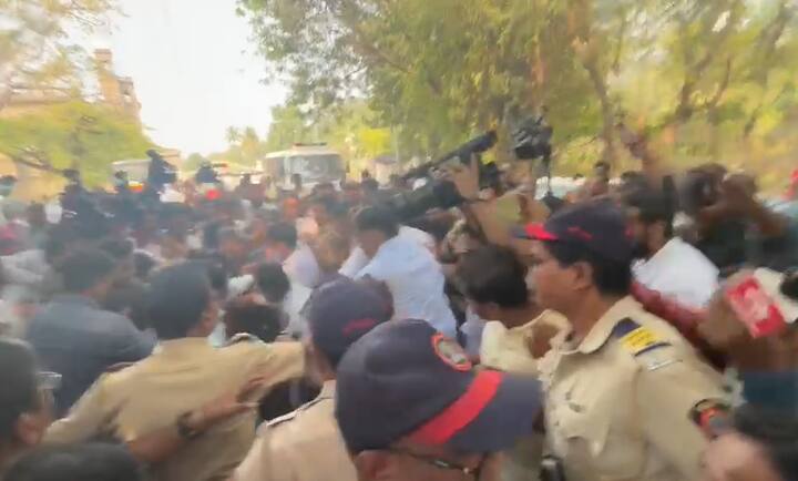 पोलिसांकडून या दोन्ही गटांना रोखण्याचा प्रयत्न केला जात आहे. मात्र दोन्ही गट आक्रमक झाल्याने दोन्ही गटाची कार्यकर्ते पोलिसांचं ऐकण्याच्या तयारी दिसत नाही आहे शिवाय पुणे भाजप युवा मोर्चाच्यावतीने काही डाव्या संघटनेचे झेंडेदेखील जाळण्यात आले आहे.