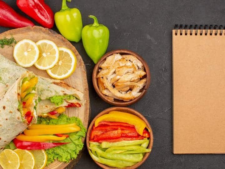 सैंडविच बनने के बाद उसे स्लाइस में काटें और फिर परोसें.
