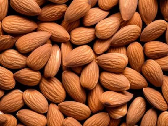 જો તમારે જાણવું હોય કે અસલી બદામ કઈ છે તો તેને કાગળ પર દબાવીને થોડીવાર રાખો. આવી સ્થિતિમાં જો બદામમાંથી તેલ નીકળીને કાગળ પર લાગે તો સમજવું કે બદામ અસલી છે.