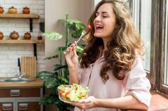 दिवाली में बढ़ ना जाए आपका वजन, इन बातों का रखें ध्यान और फिटनेस को लेकर हो जाएं बिंदास