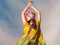 Meenakshi Chaudhary: ఎడారిలో 'ఖిలాడి' బ్యూటీ!